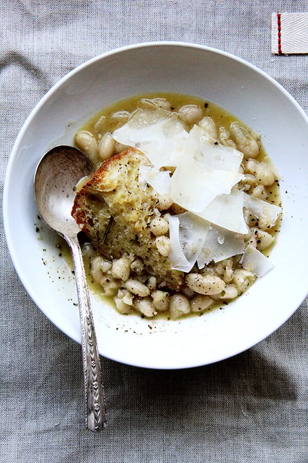 white beans with bread